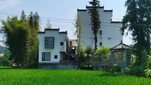 Un bâtiment moderne doté d’un toit plat et d’une porte d’entrée de style traditionnel.