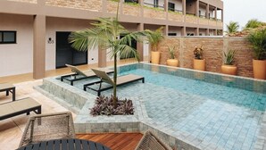 Un hôtel moderne doté d’une piscine, d’un espace extérieur aménagé et d’une façade en briques.