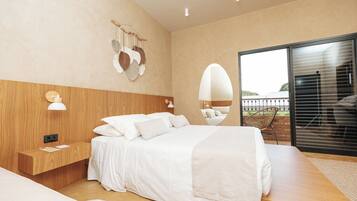 Quarto triplo luxo, várias camas, para não fumantes | Wi-Fi de cortesia, roupa de cama