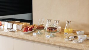 Un buffet du petit-déjeuner proposant une variété d'aliments et de boissons.