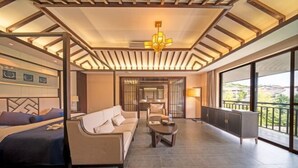 Une chambre d’hôtel moderne équipée d’un lit, d’un canapé et d’un coin repas.