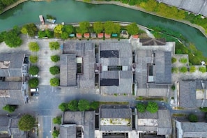 Vista aérea de una zona residencial con varios edificios, un río y espacios verdes.