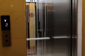 Ascensor con pantalla digital que muestra el número del piso.