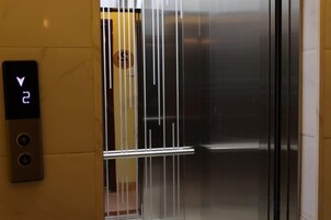Ascensor con pantalla digital que muestra el número del piso.