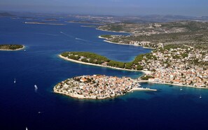 Aerial view - Villa Sofija, Bed and Breakfast 300 Meter zum Strand mit Eigenem Parkplatz (Grebaštica)