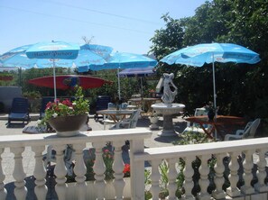 Outdoor dining - Villa Sofija, Bed and Breakfast 300 Meter zum Strand mit Eigenem Parkplatz (Grebaštica)