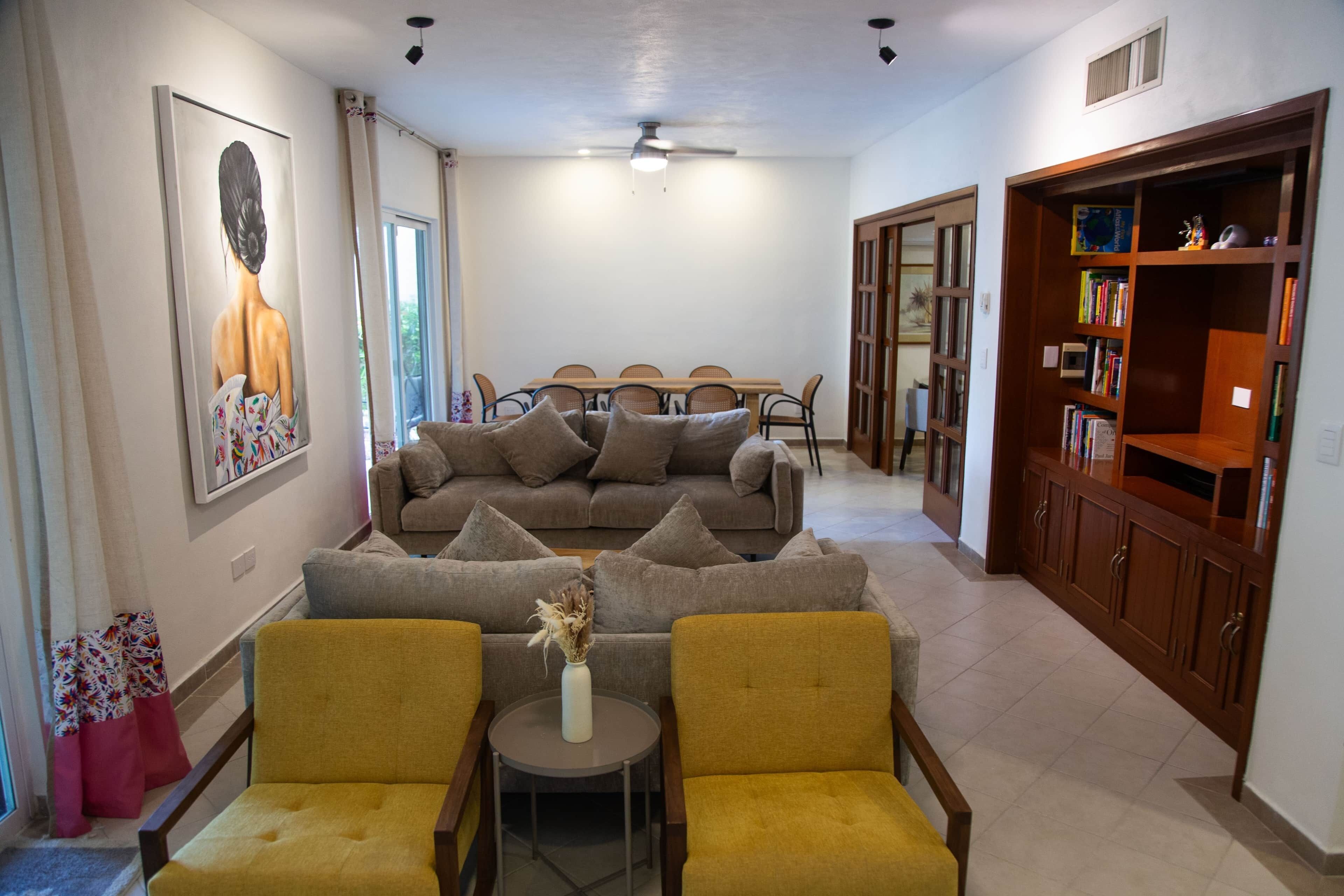 Una televisión, una mesa de tenis de mesa