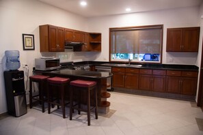 Refrigerador y parrilla de estufa 