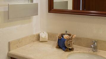 Sèche-cheveux, serviettes fournies