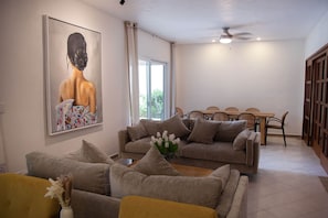 TV, mesa de pingue-pongue
