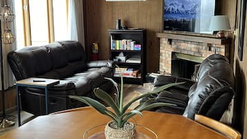 TV connectée, cheminée, livres