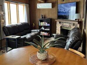 Smart-tv, een open haard en boeken