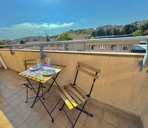 Outdoor dining - Apartment with reserved parking space between city center, train station and hospital (Pescara)