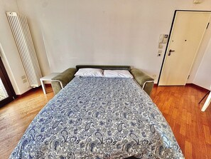 1 chambre, fer et planche Ă repasser, Wi-Fi, draps fournis