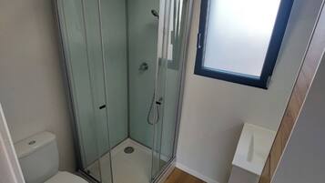 Een douche, handdoeken, toiletpapier