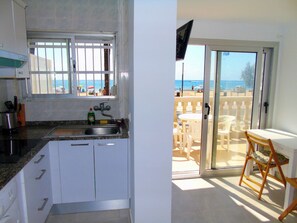 Private kitchen - Apartamento Esquinero en Planta Baja, con Hermosa Terraza Frente a la Playa (Salou)