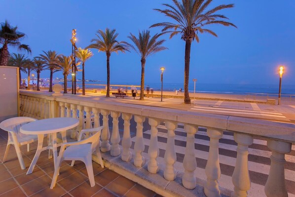 Outdoor dining - Apartamento Esquinero en Planta Baja, con Hermosa Terraza Frente a la Playa (Salou)
