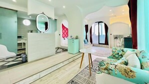 A modern living room with a sofa, a small table, and a mirror. - Hotel Du Temps Perdu (Dali City)
