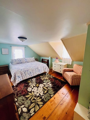 4 bedrooms, desk, iron/ironing board, WiFi