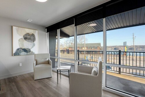 Luxury Apartment on the Bagnell Dam Strip (Dam View)