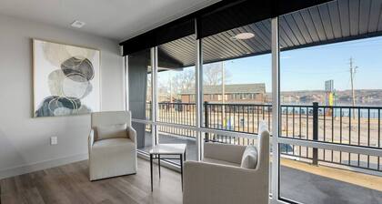 Luxury Apartment on the Bagnell Dam Strip (Dam View)