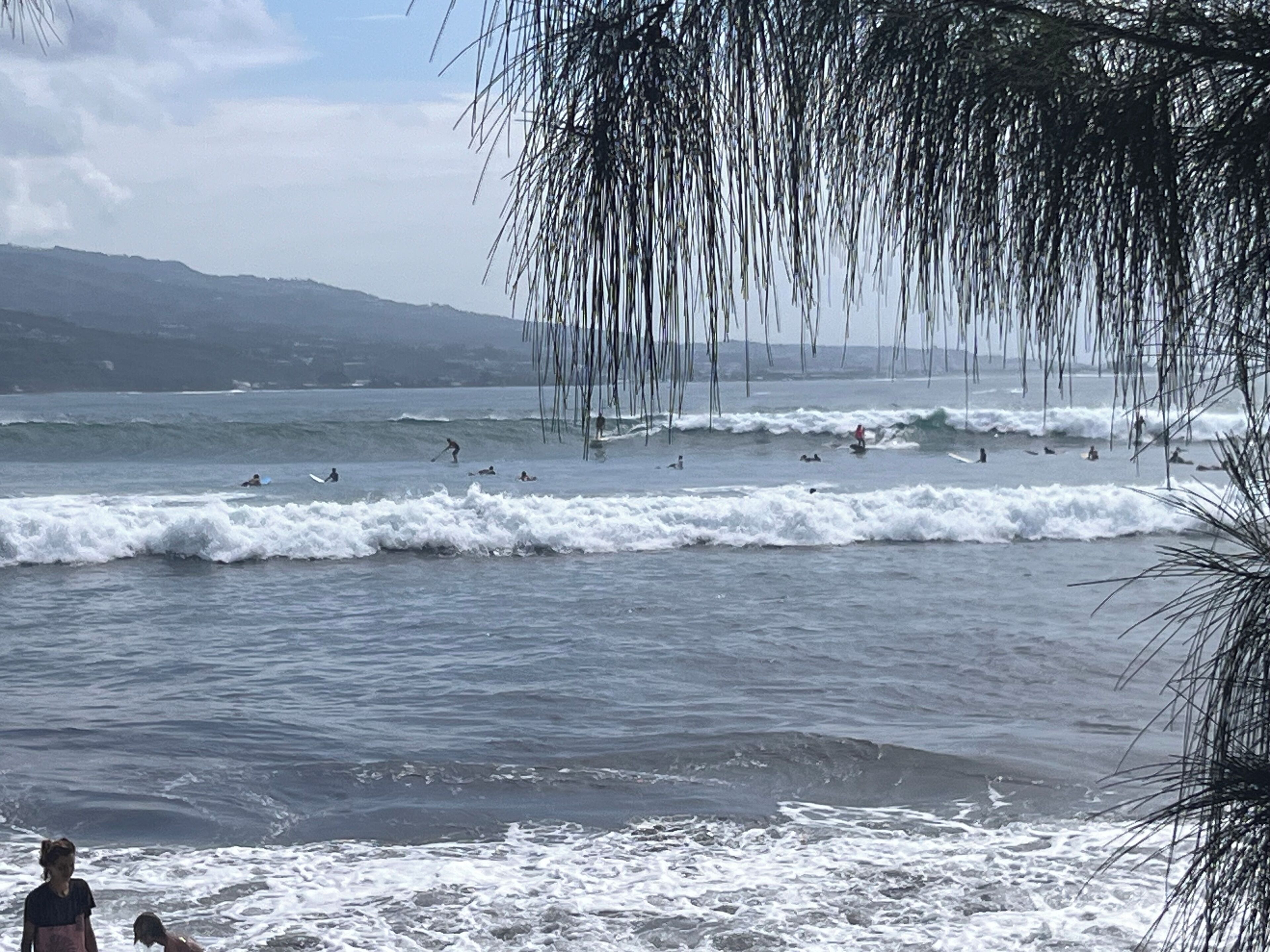 En la playa, sillas reclinables de playa, toallas de playa