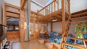 Ein traditioneller japanischer Raum mit Tatami-Böden.