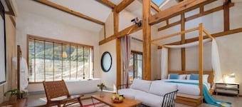 Lugu Huzi yueshanshe Inn