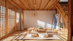 Ein traditioneller japanischer Raum mit Tatami-Böden, einer niedrigen Decke und einem Shoji-Bildschirm.