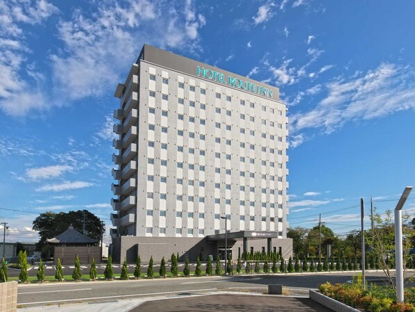A modern hotel building with a sign reading "HOTEL ROUTE INN". - Hotel Route Inn Kato (Kato)