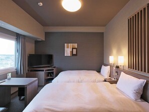 Escritorio, espacio para trabajar con laptop y cortinas blackout