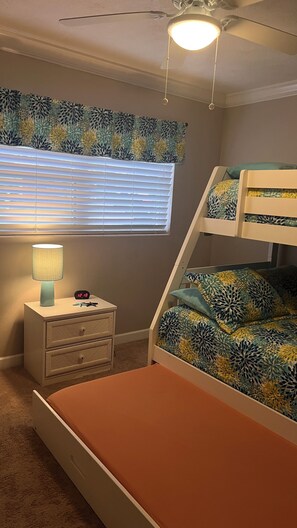 3 habitaciones, escritorio, tabla de planchar con plancha y wifi