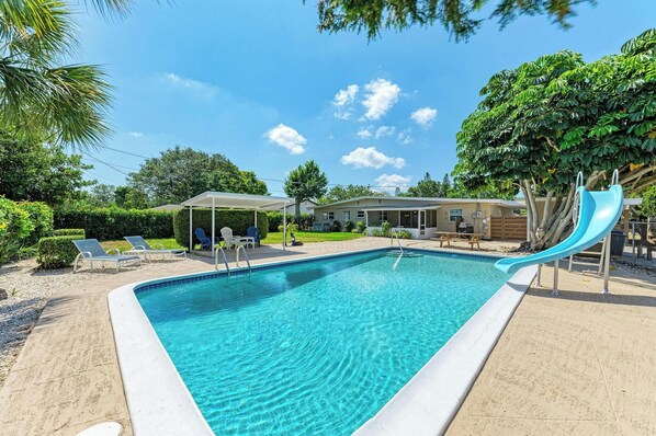 Una piscina al aire libre