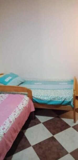 2 bedrooms, desk