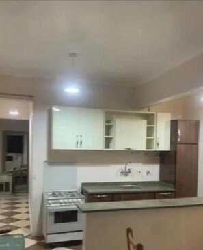 Refrigerador, parrilla de estufa y tetera eléctrica