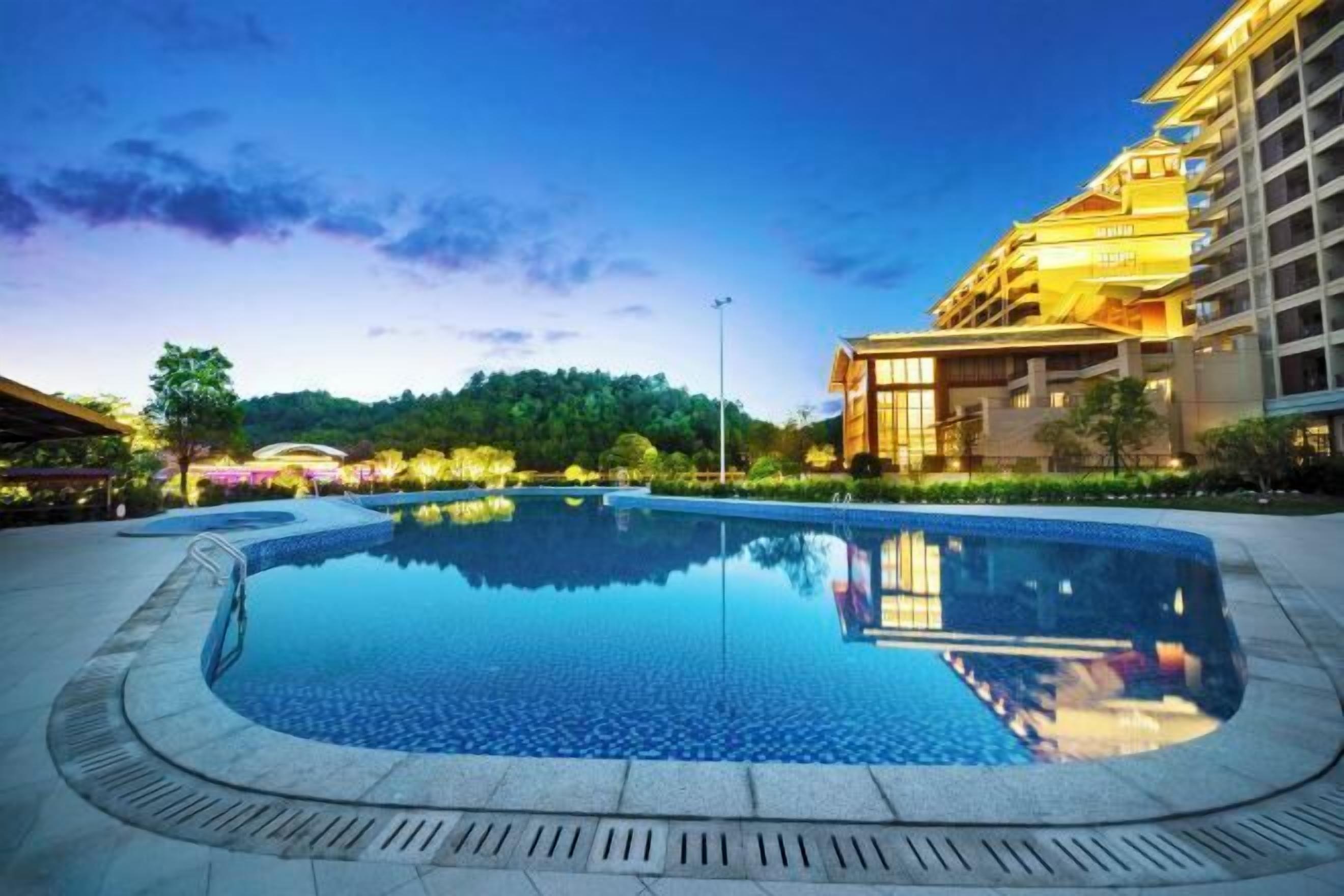 حمام سباحة خارجي