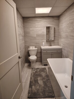 Dusche, Bidet, Handtücher, Seife
