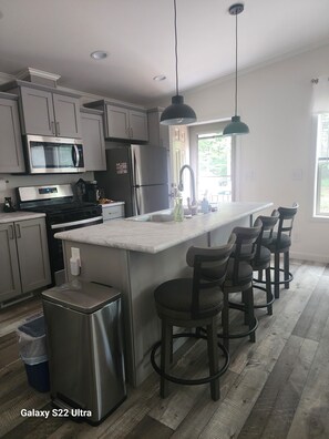 Frigorífico, microondas, horno y placa de cocina