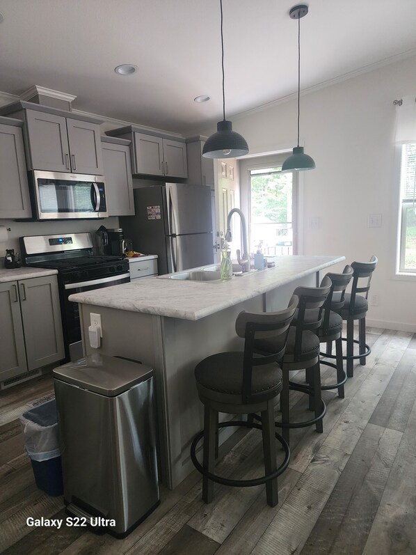 冷蔵庫、電子レンジ、オーブン、コンロ