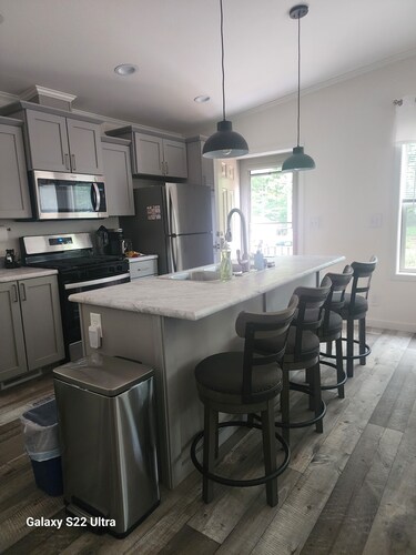 Woodsy hideaway, pet friendly!