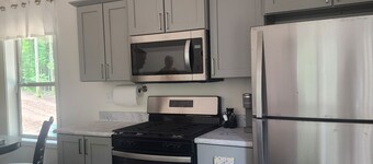Woodsy hideaway, pet friendly!