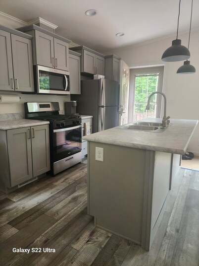 Woodsy hideaway, pet friendly!