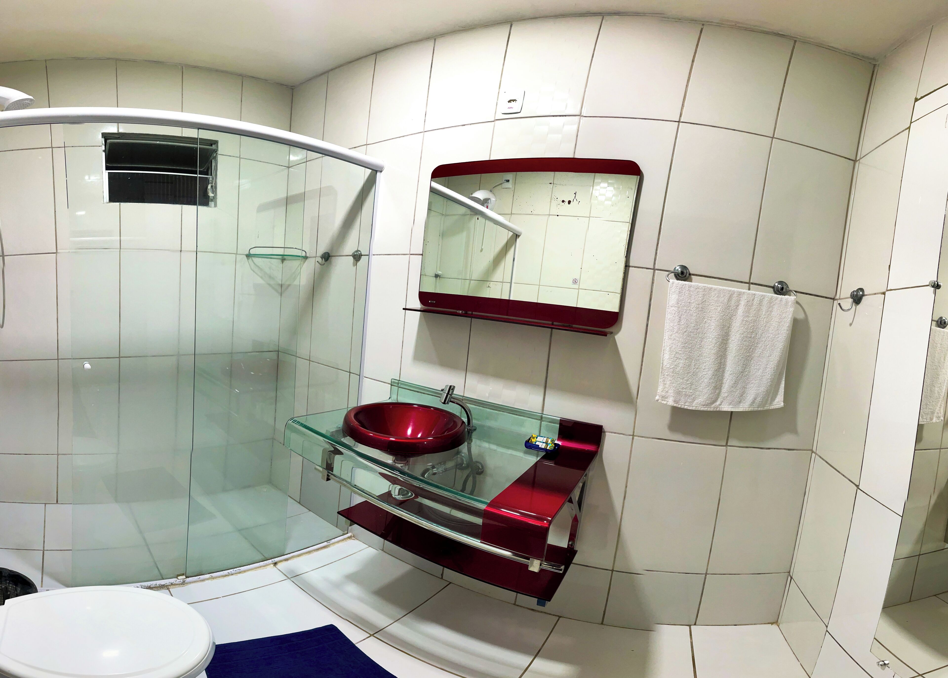 Habitación cuádruple económica, varias camas | Baño | Secador de pelo