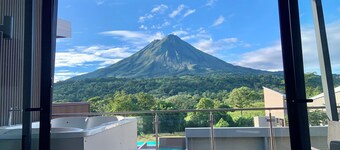 Stylish Volcano Villa w/ Jacuzzi & Private Pool, volcano views, sun deck, WiFi
