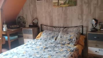 4 bedrooms, desk, iron/ironing board, WiFi