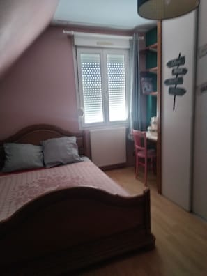 4 bedrooms, desk, iron/ironing board, WiFi - La Chapelle (Teloché)