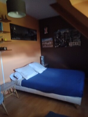 4 habitaciones, escritorio, tabla de planchar con plancha y wifi