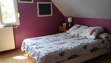 4 bedrooms, desk, iron/ironing board, WiFi
