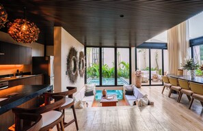 Luxury Villa | Yksityinen keittiö | Mikroaaltouuni, astianpesukone, paistolaatta