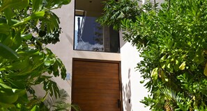 Un bâtiment moderne avec une porte en bois et un balcon.